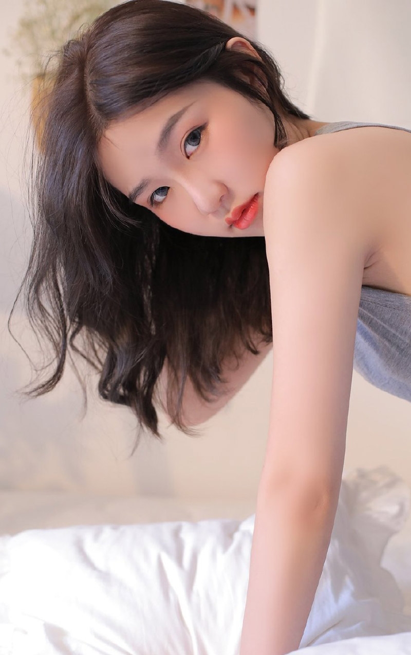 阳光下的麻花辫小姐姐私房写真