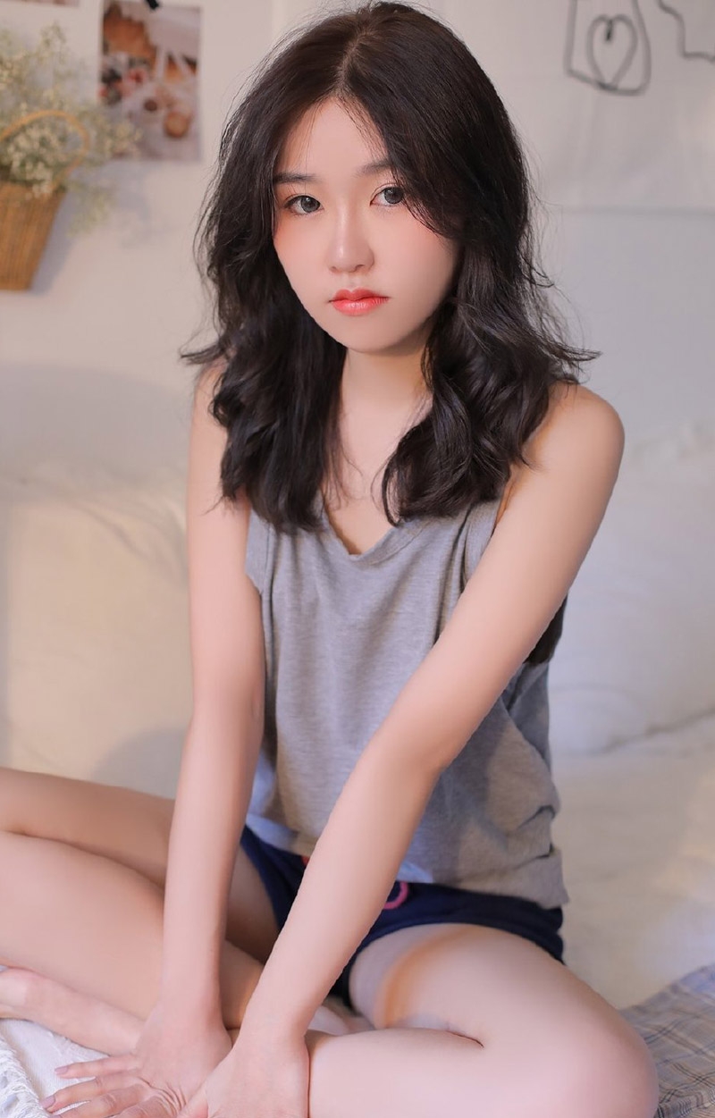 阳光下的麻花辫小姐姐私房写真