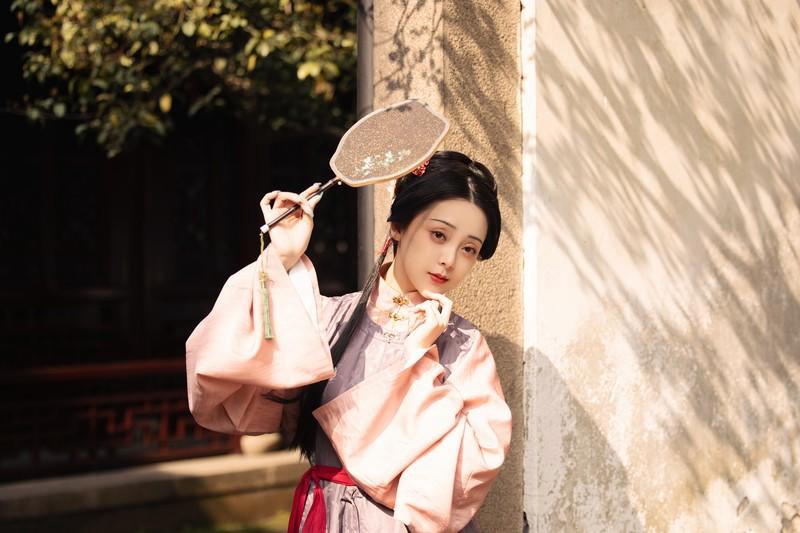 小溪边的古装美女饮茶赏景图片