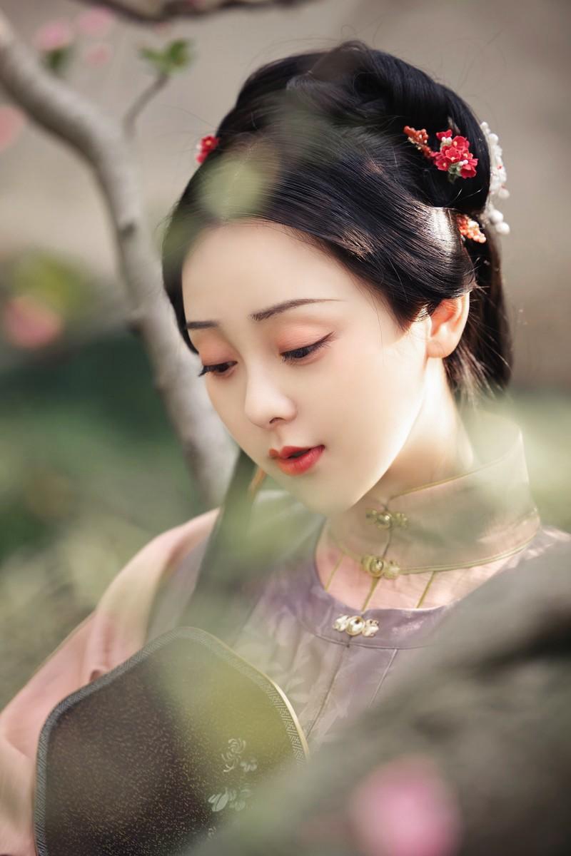 小溪边的古装美女饮茶赏景图片