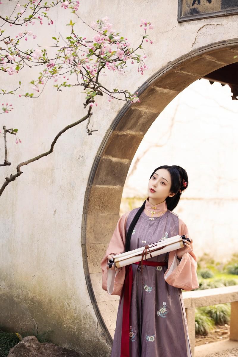 小溪边的古装美女饮茶赏景图片