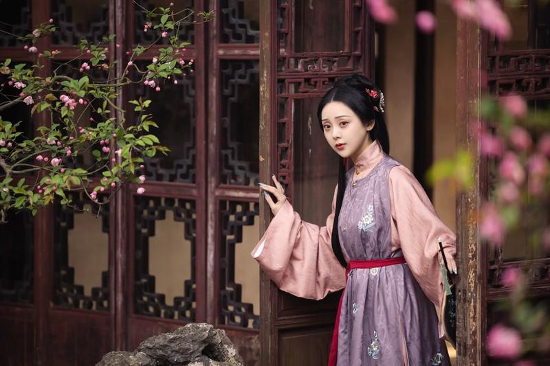 小溪边的古装美女饮茶赏景图片
