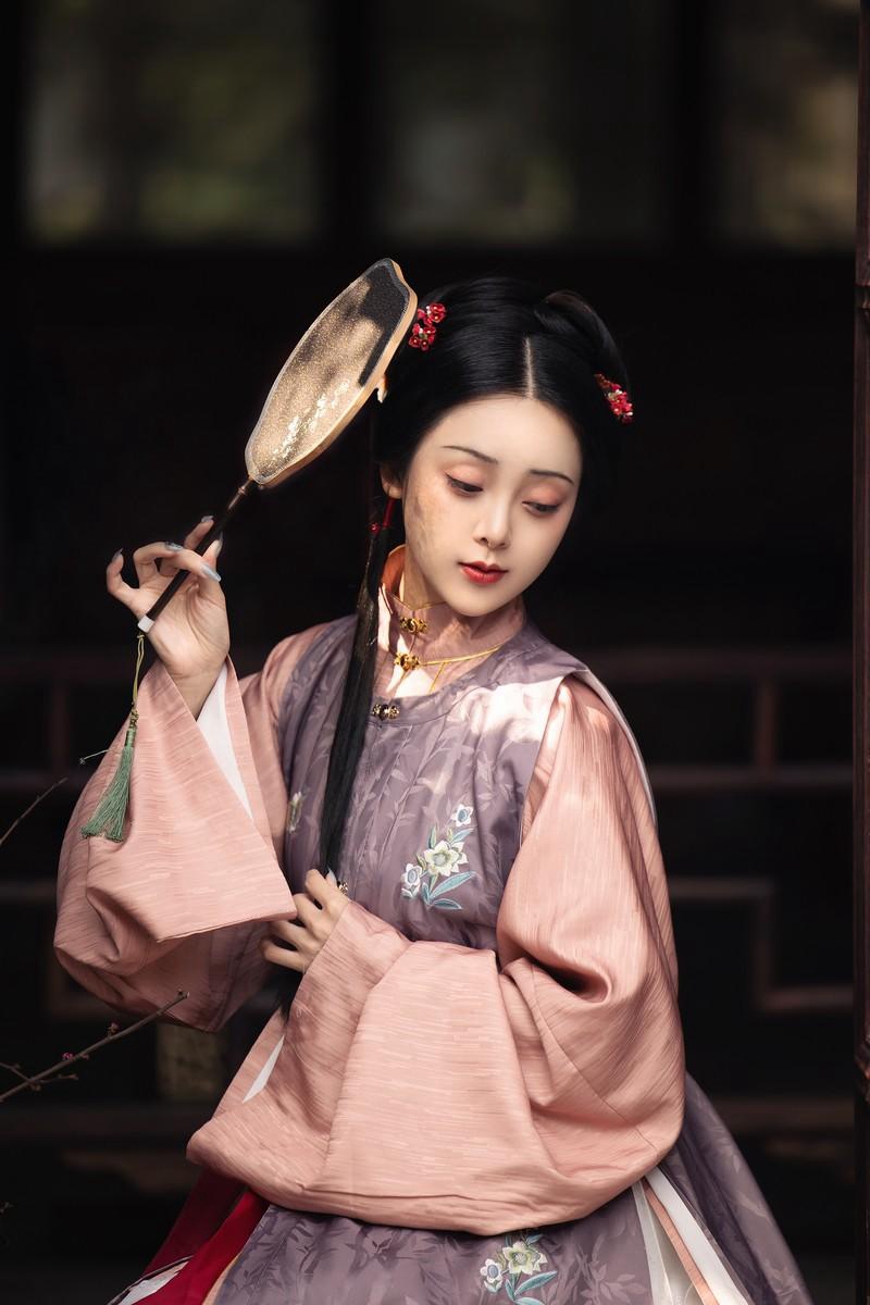 小溪边的古装美女饮茶赏景图片