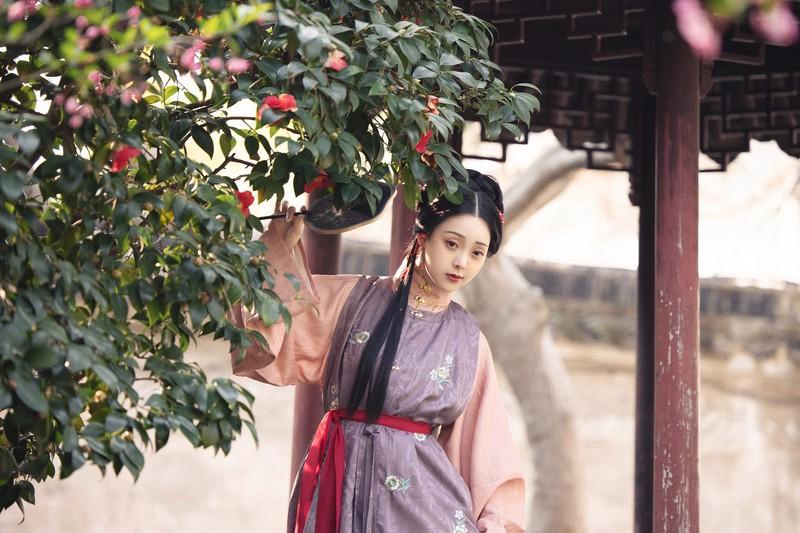 小溪边的古装美女饮茶赏景图片