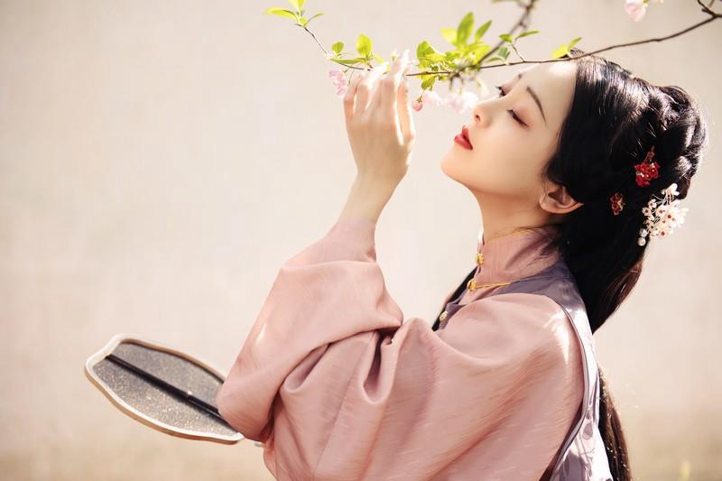 小溪边的古装美女饮茶赏景图片