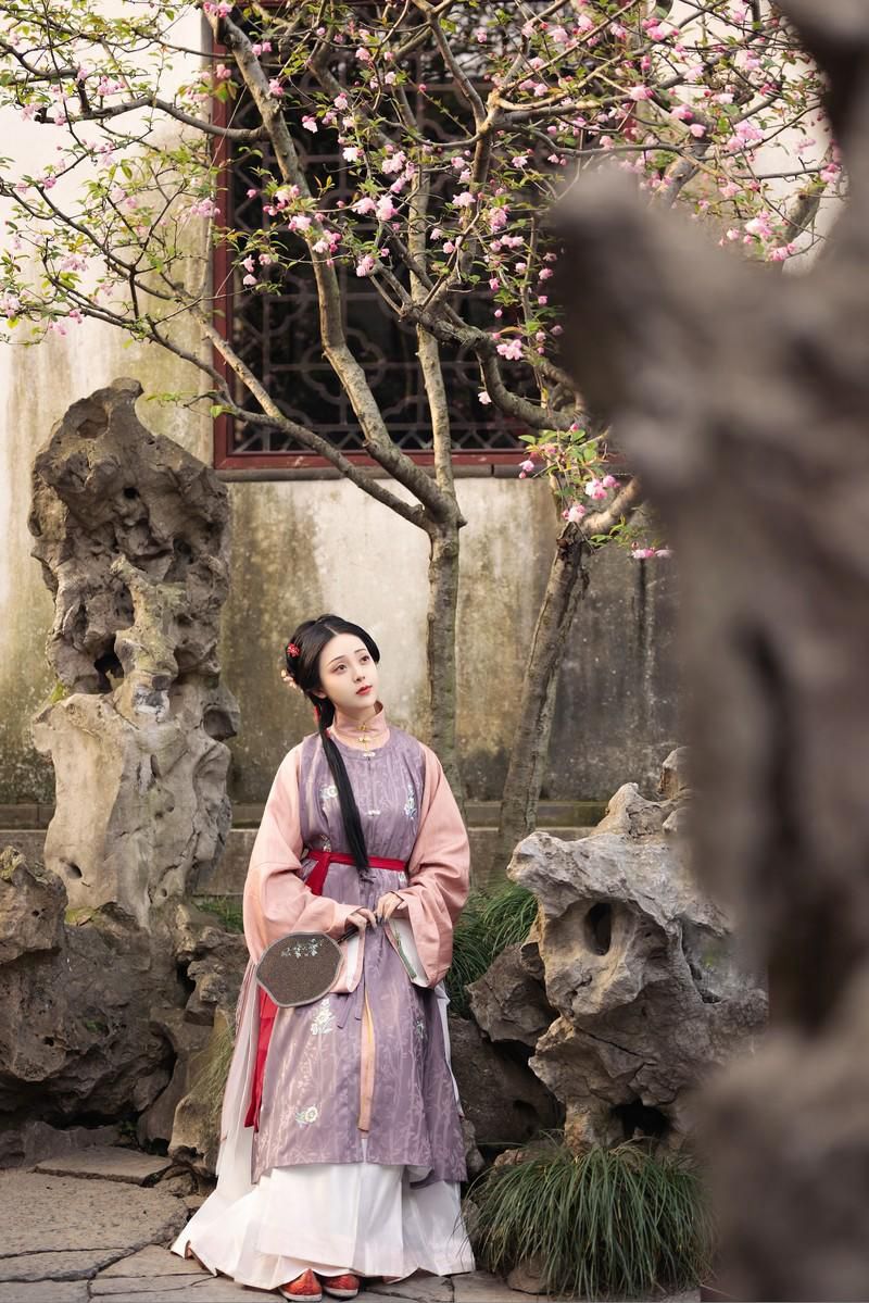小溪边的古装美女饮茶赏景图片
