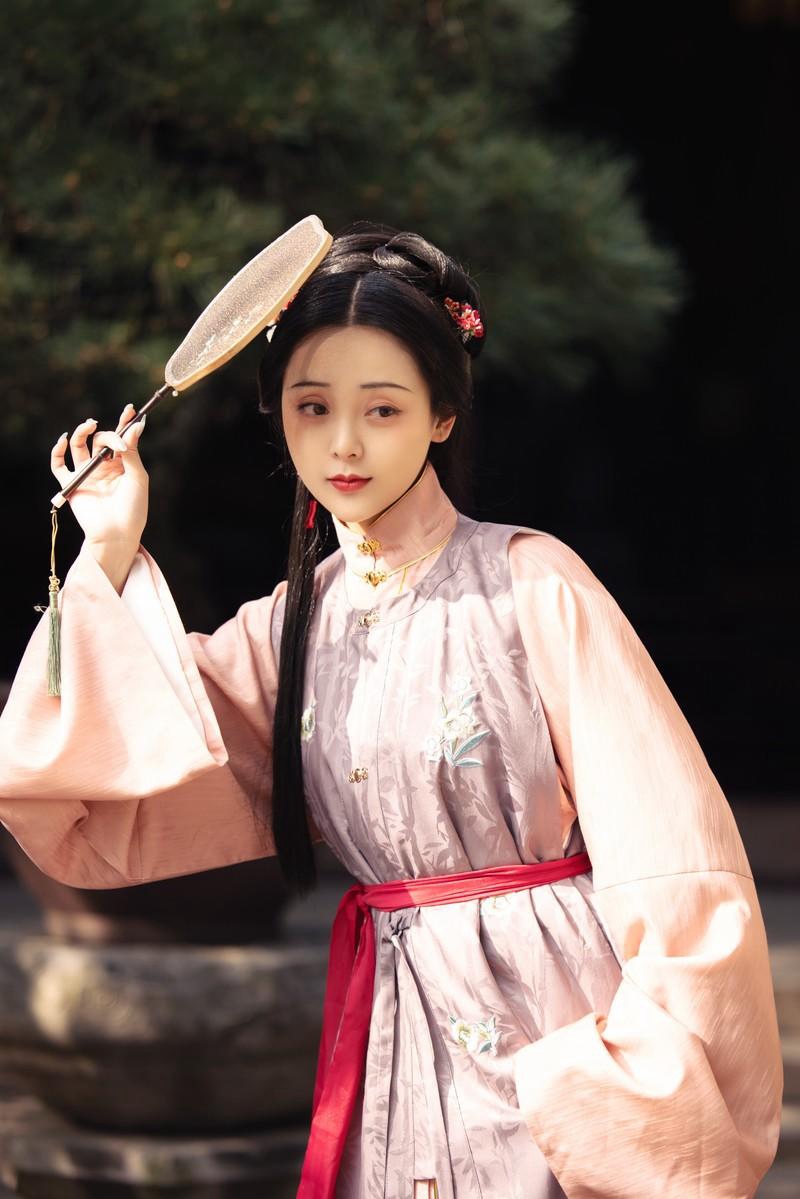 小溪边的古装美女饮茶赏景图片