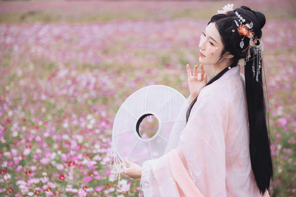 汉服美女人比花娇美若天仙图片