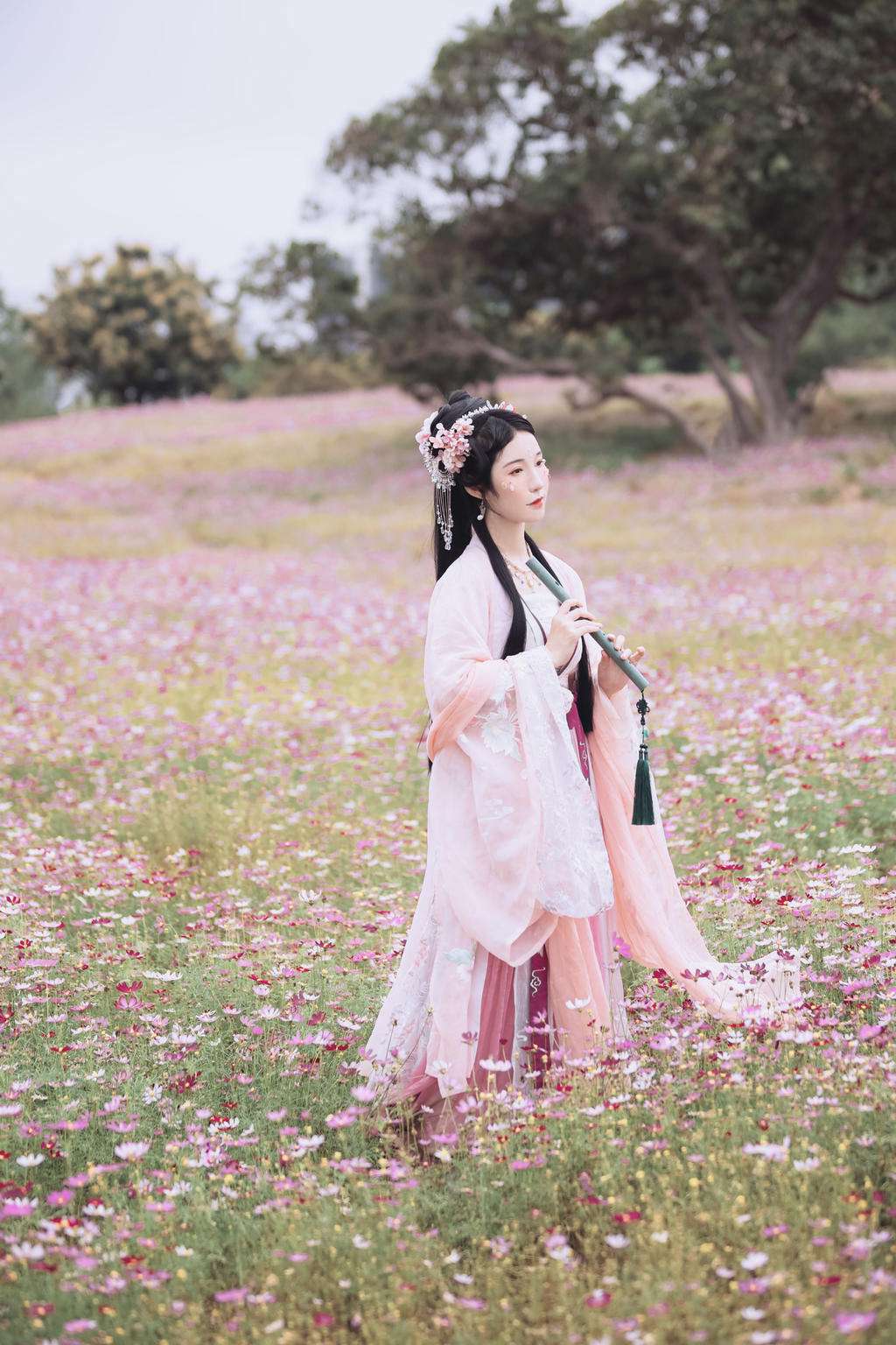 汉服美女人比花娇美若天仙图片