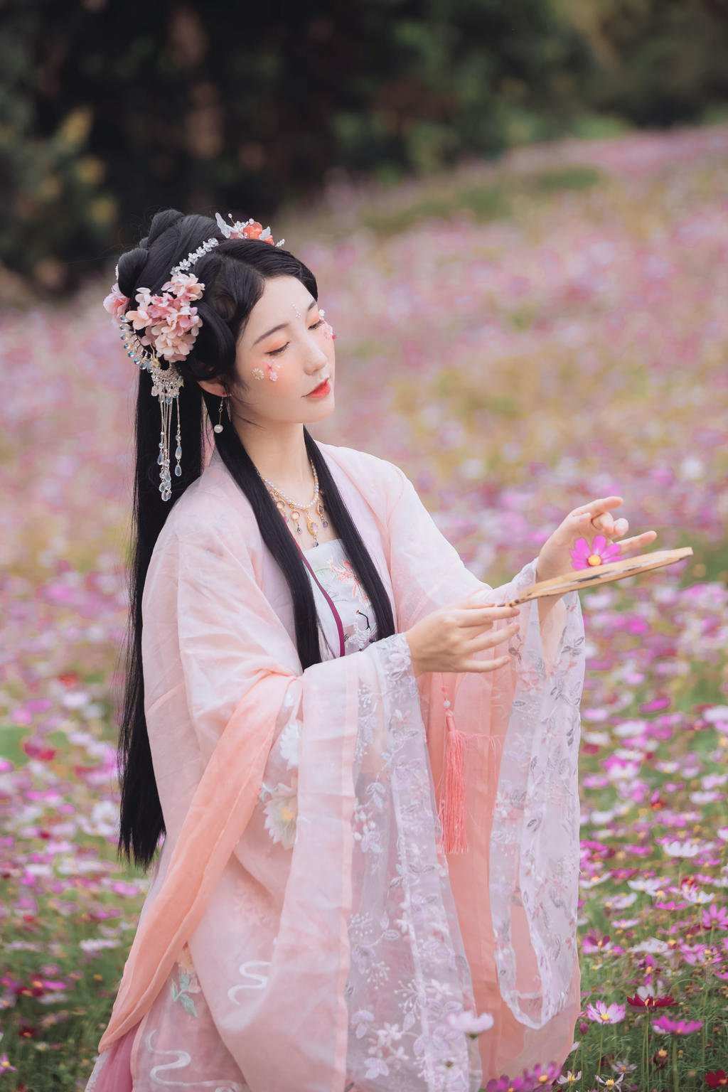 汉服美女人比花娇美若天仙图片