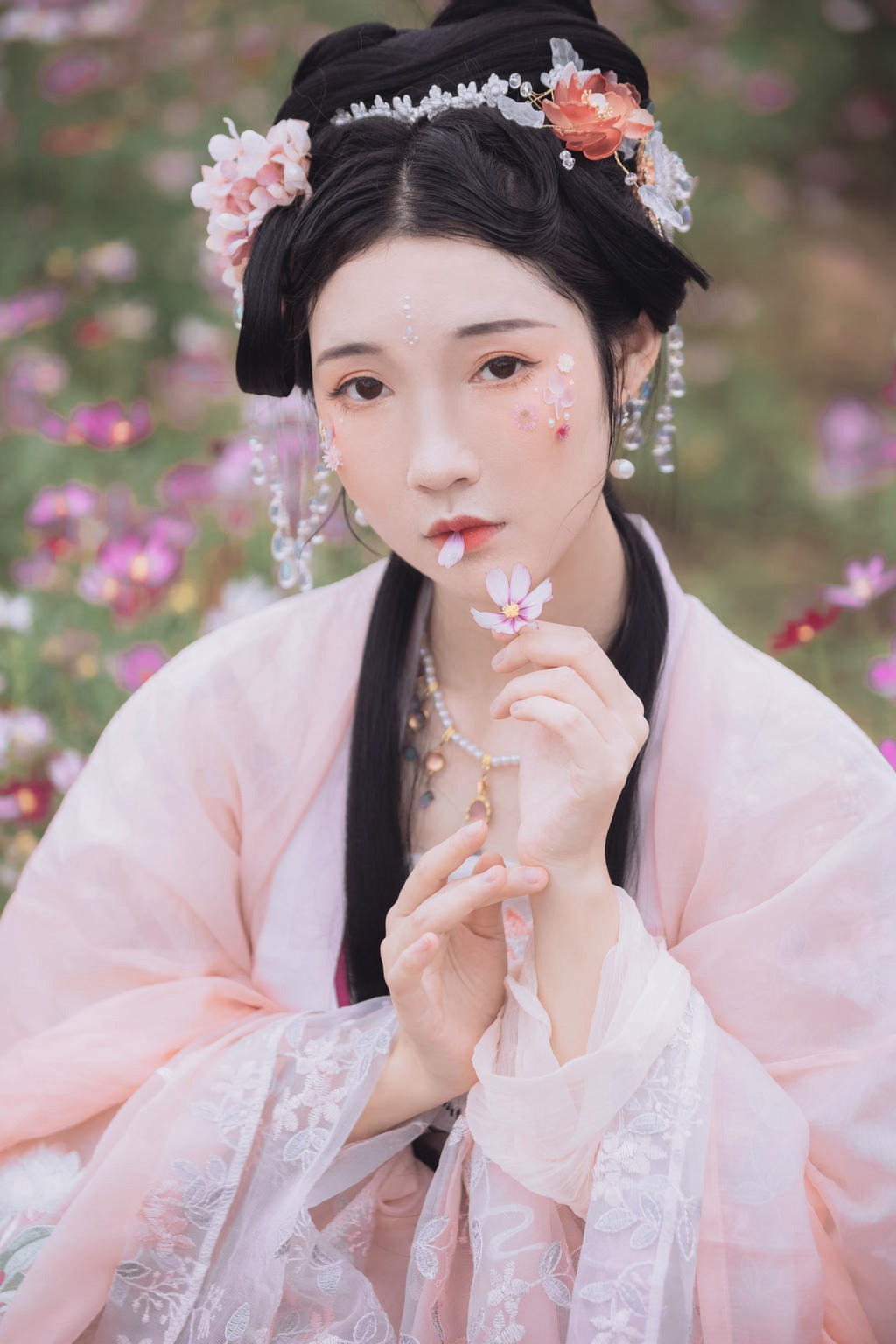 汉服美女人比花娇美若天仙图片