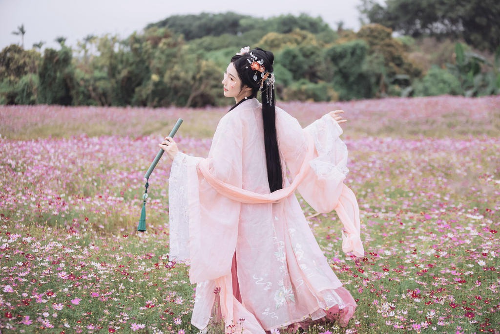 汉服美女人比花娇美若天仙图片