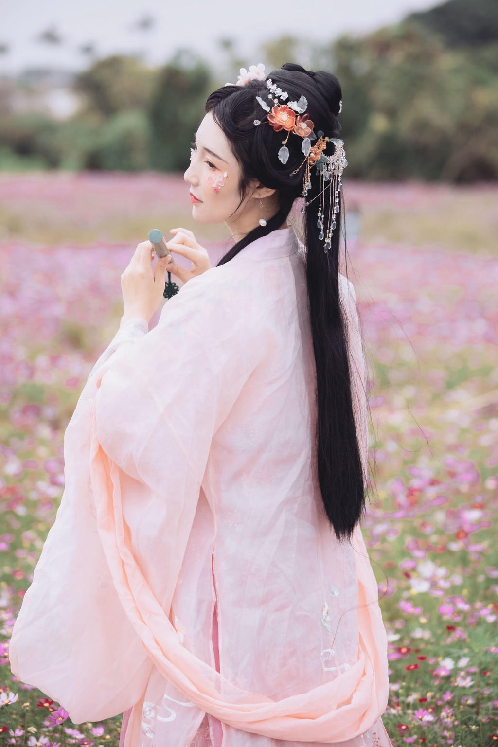 汉服美女人比花娇美若天仙图片