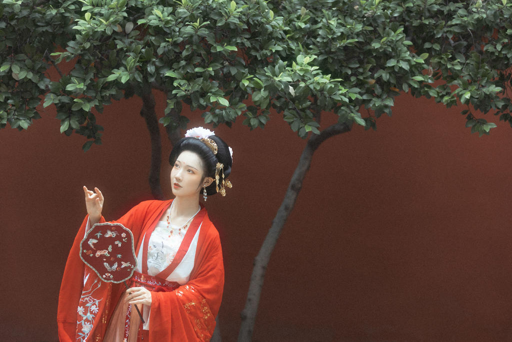 汉服美女置身水中宛若天仙图片