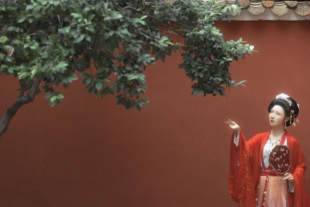 汉服美女置身水中宛若天仙图片
