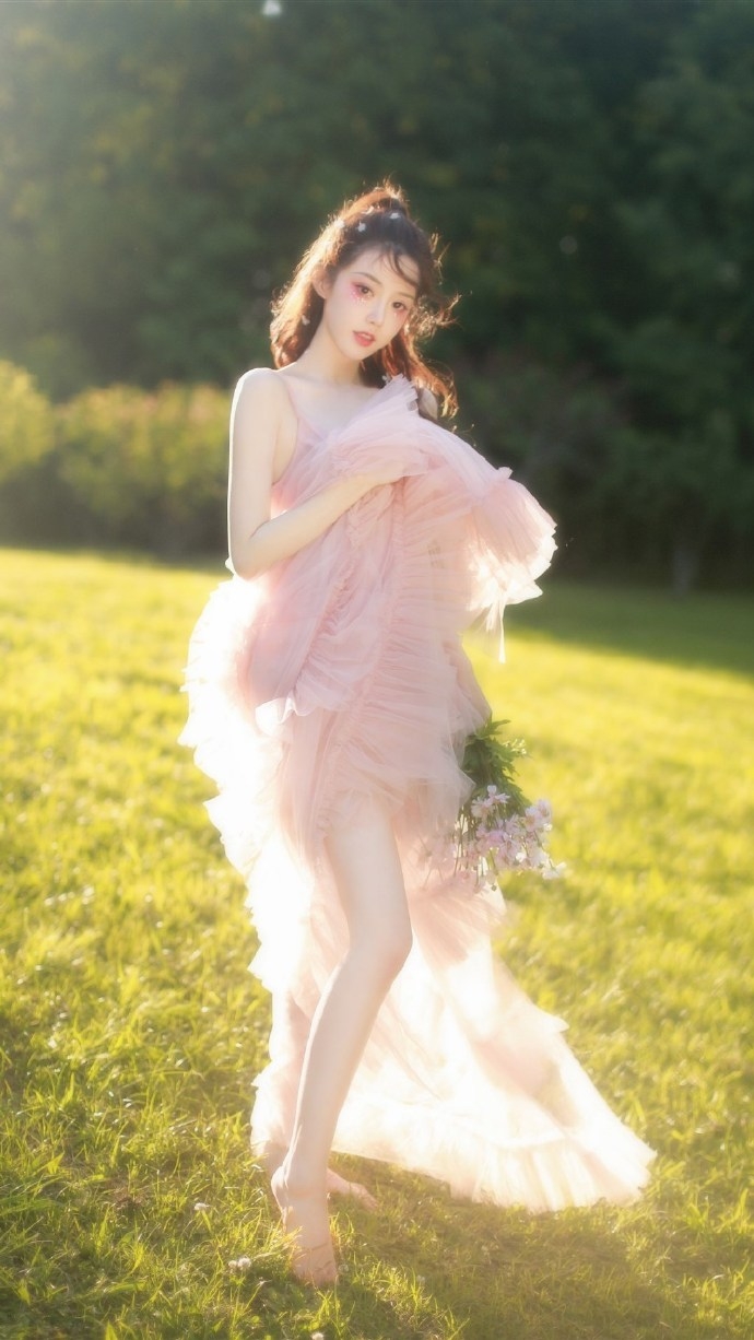 美若天仙美女裸背梦幻纱裙阳光下唯美艺术摄影