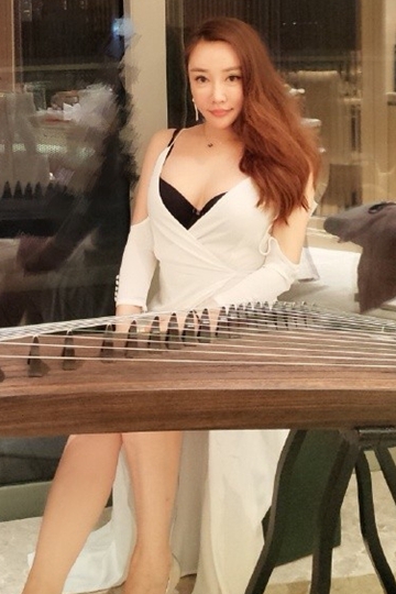 低胸美女高跟美腿人体之美写真