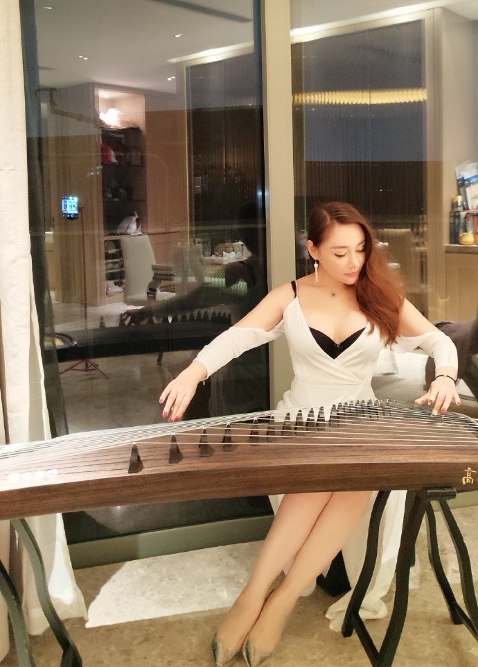 低胸美女高跟美腿人体之美写真