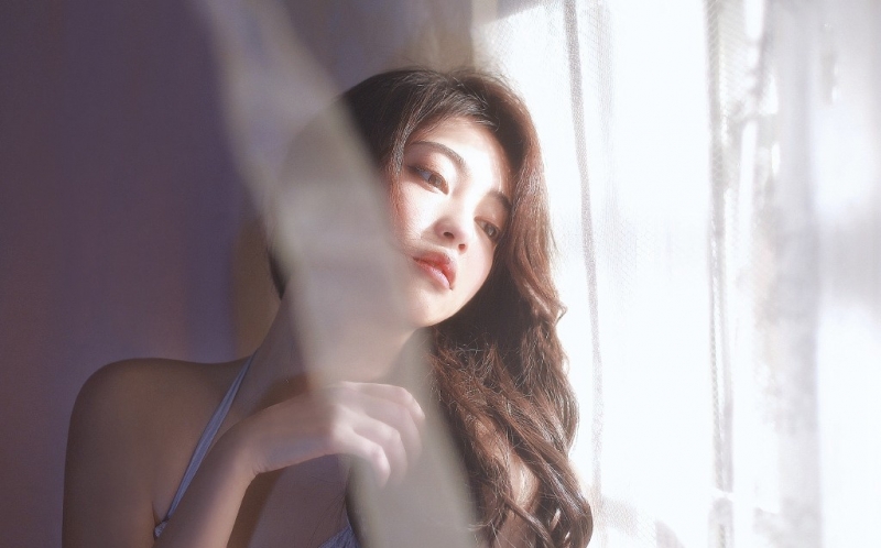 年轻女孩裸背诱惑人体艺术摄影