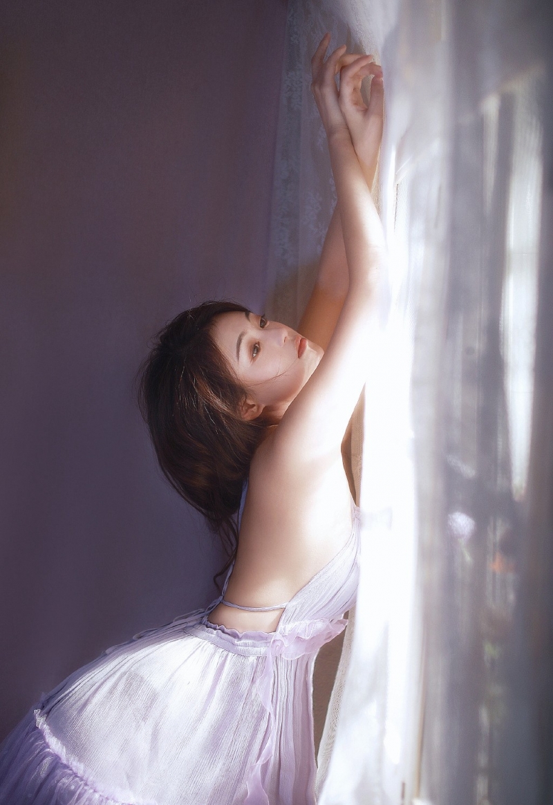 年轻女孩裸背诱惑人体艺术摄影