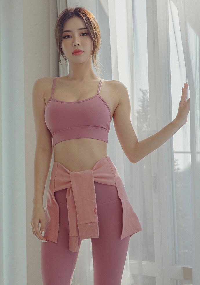 床上美女深沟美乳顶级人体艺术