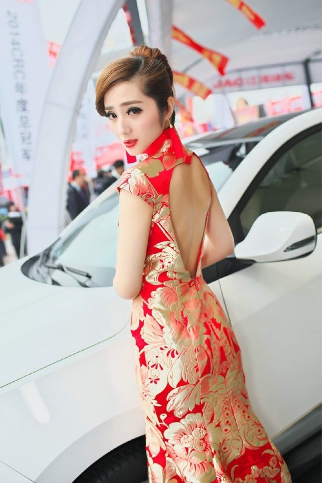 红色旗袍美女车模前凸后翘私拍
