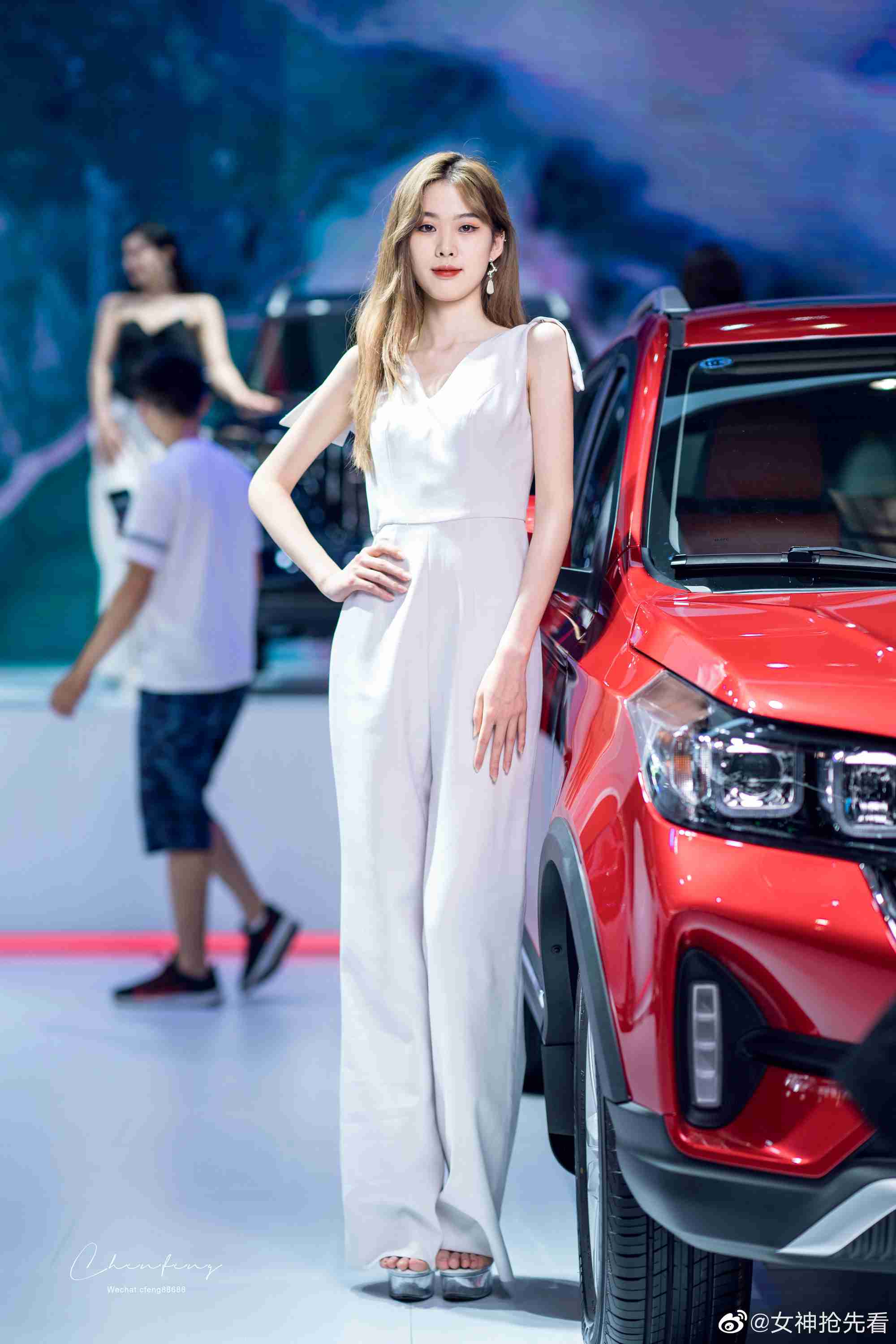 美女车模肤白貌美个高腿长写真