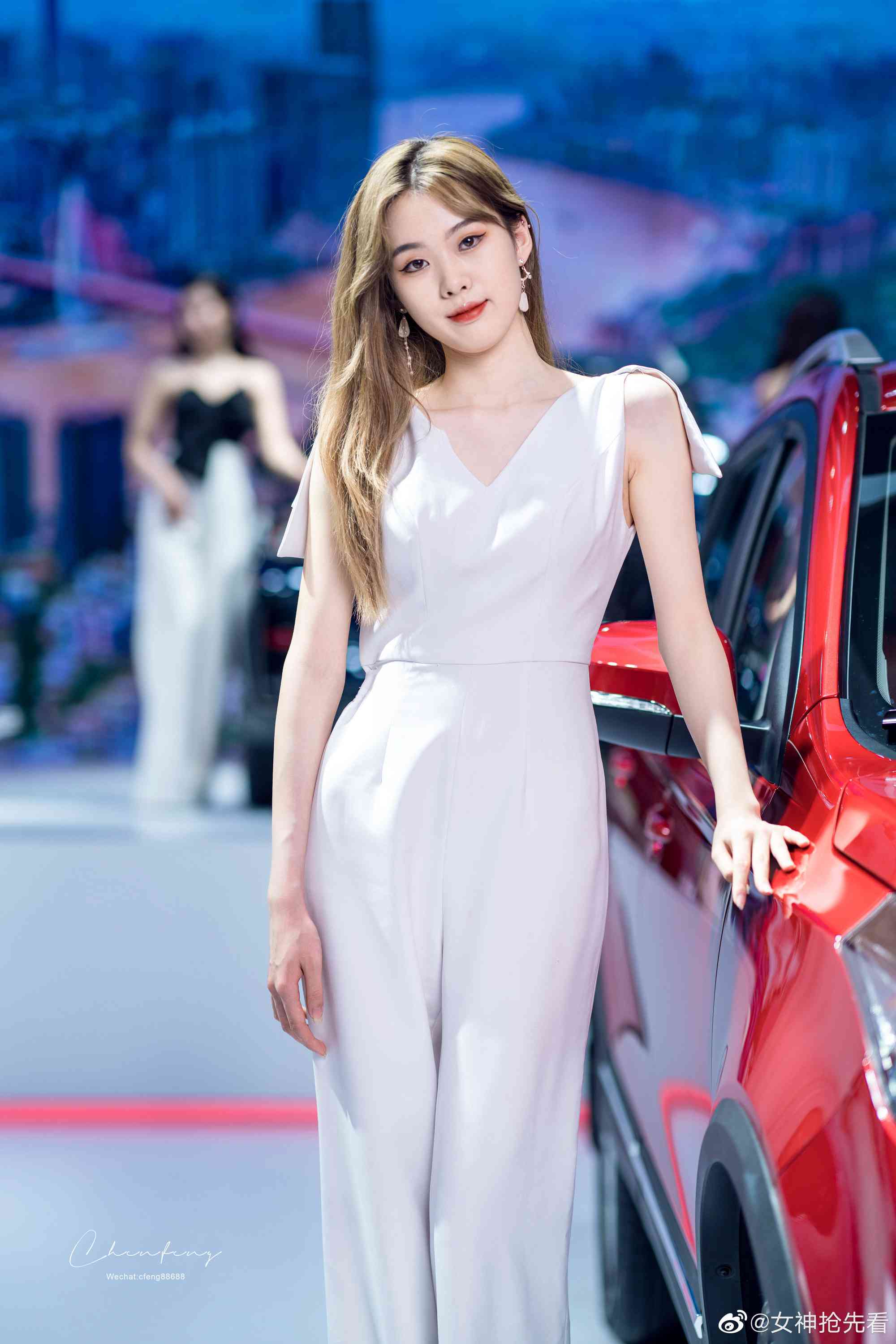美女车模肤白貌美个高腿长写真