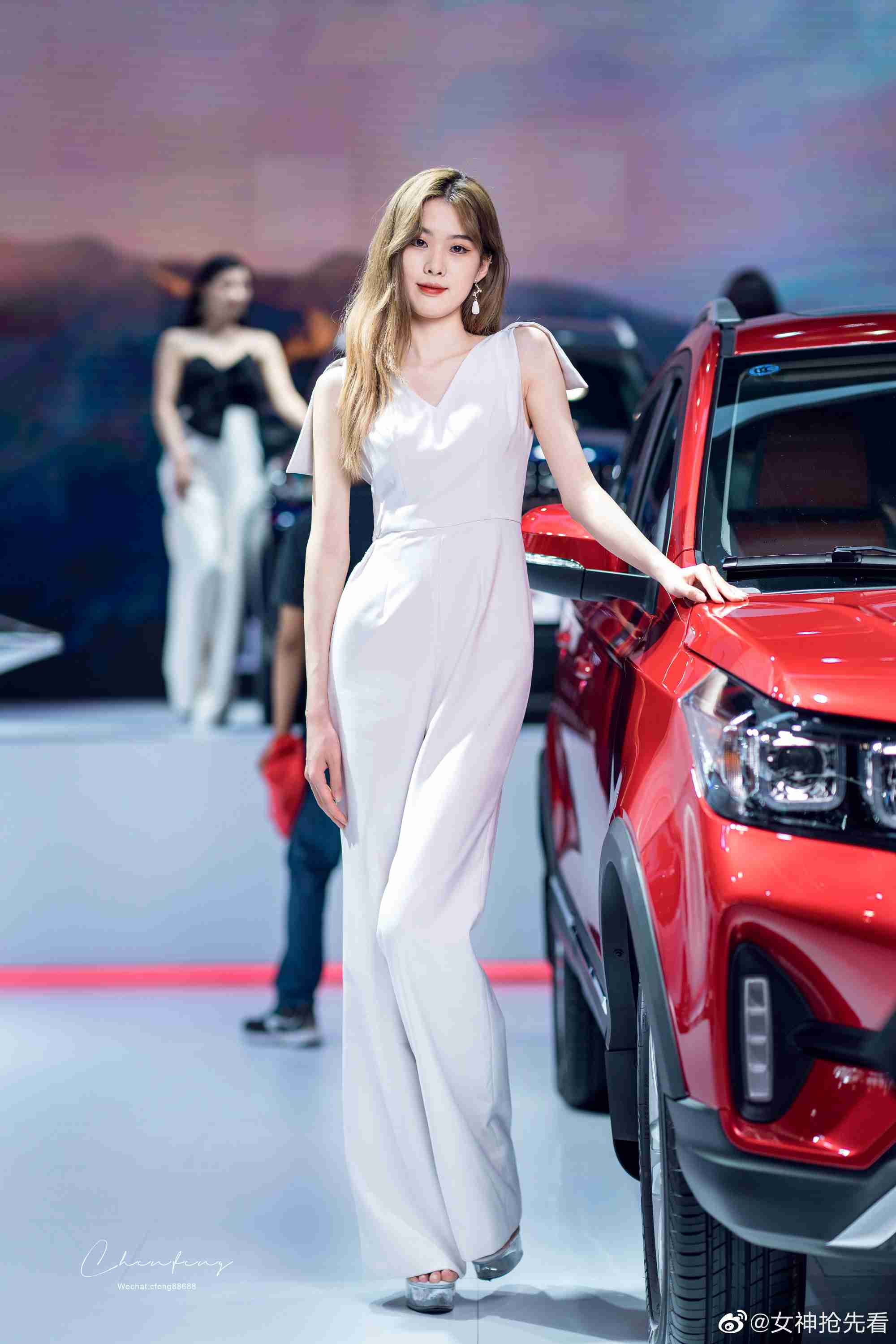 美女车模肤白貌美个高腿长写真