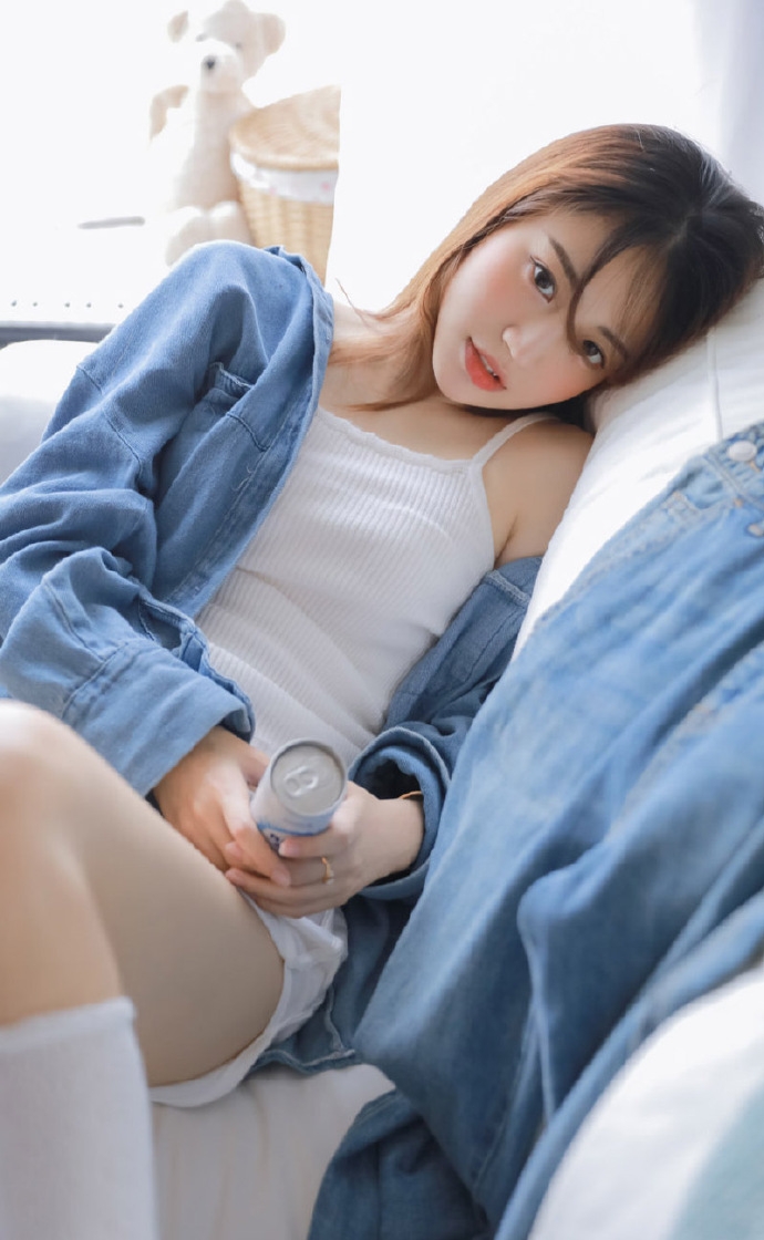 黑长直发清纯美女白丝美腿图片