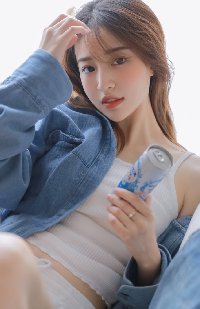 黑长直发清纯美女白丝美腿图片