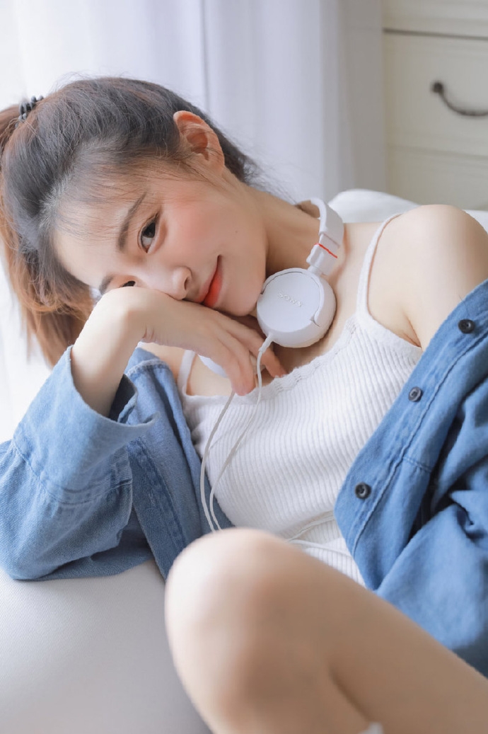 黑长直发清纯美女白丝美腿图片