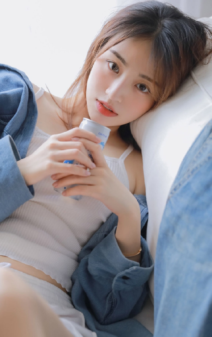 黑长直发清纯美女白丝美腿图片