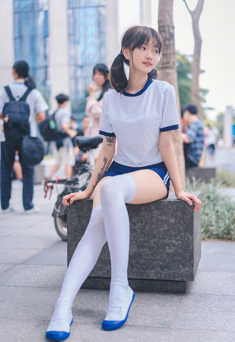 体操服萌妹子白丝美腿街拍写真