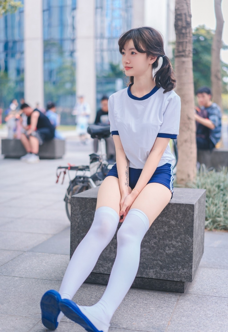 体操服萌妹子白丝美腿街拍写真