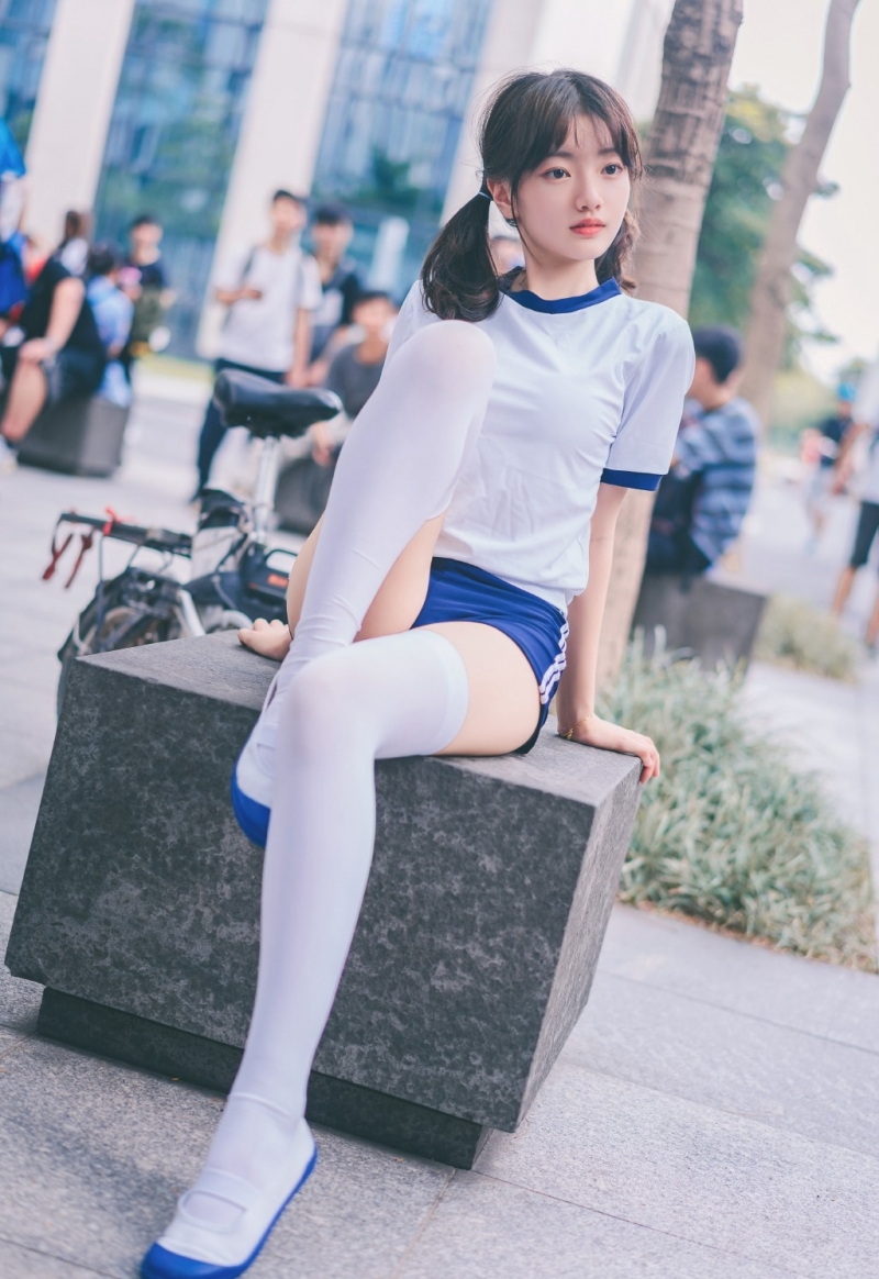 体操服萌妹子白丝美腿街拍写真