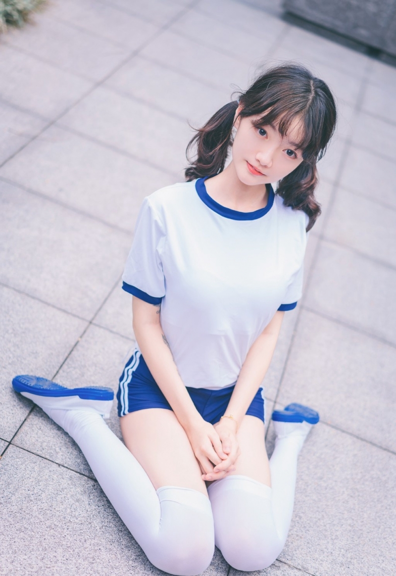 体操服萌妹子白丝美腿街拍写真