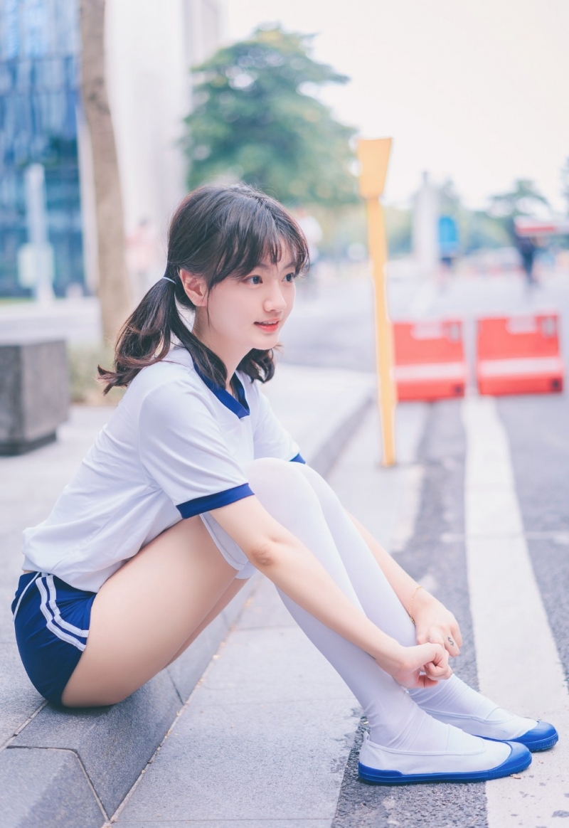 体操服萌妹子白丝美腿街拍写真