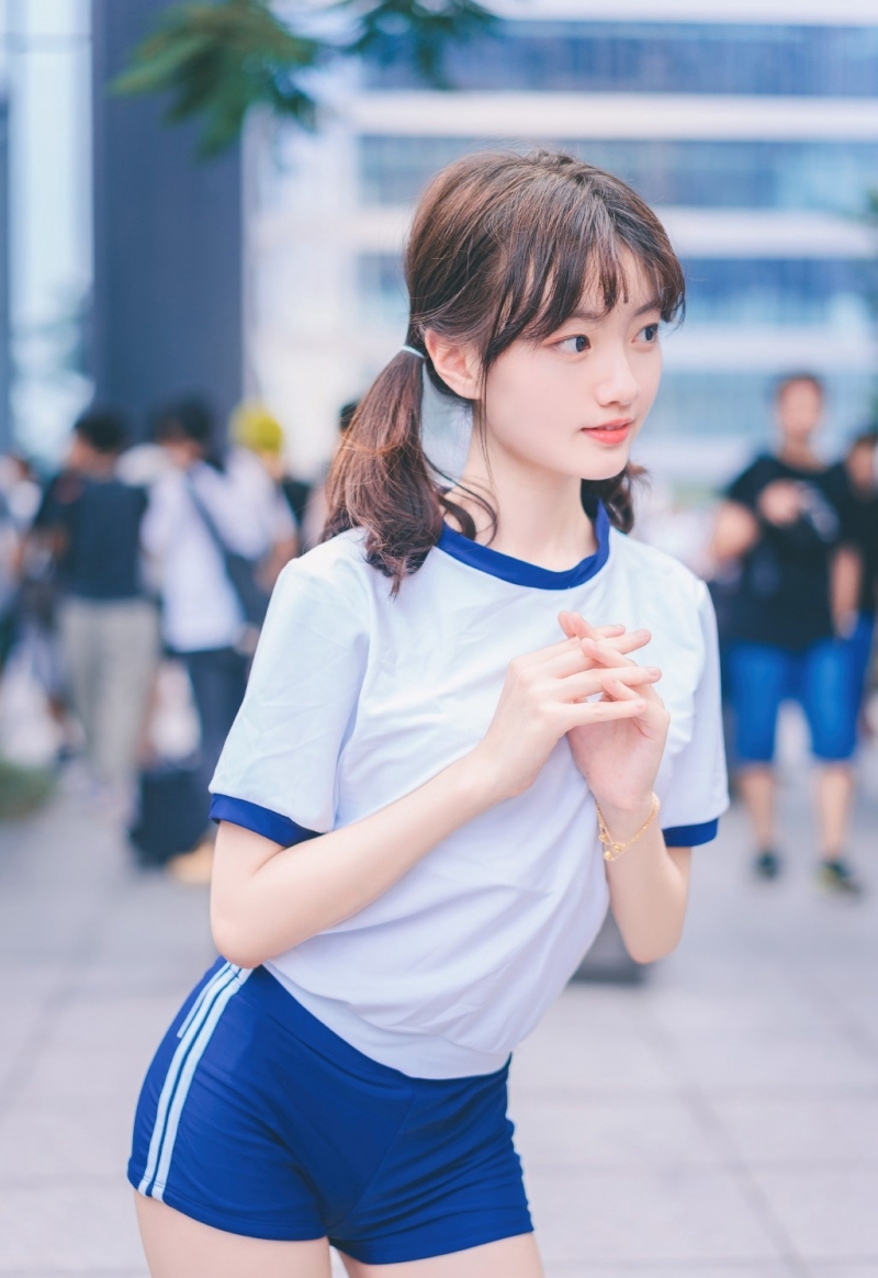 体操服萌妹子白丝美腿街拍写真
