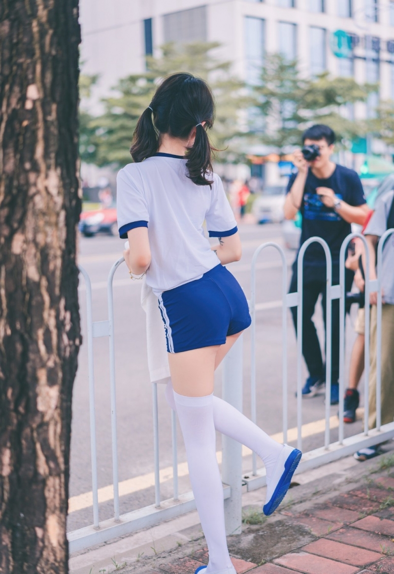 体操服萌妹子白丝美腿街拍写真