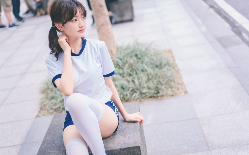 体操服萌妹子白丝美腿街拍写真