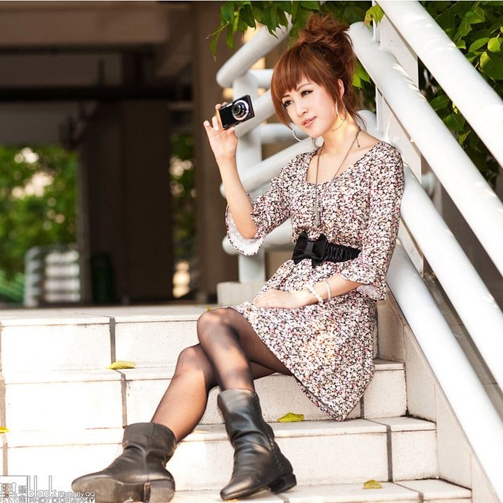 金发女郎性感短裙黑丝美腿辣图