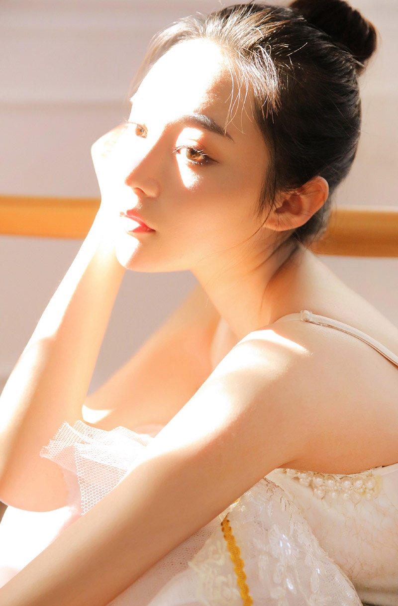 舞蹈美女白丝美腿唯美逆光摄影